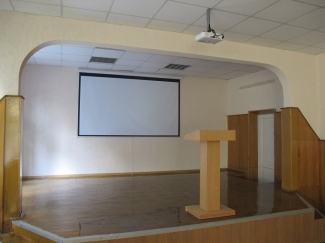 Проектор та екран в актовому залі (Медична гімназія, вулиця Володимирська)